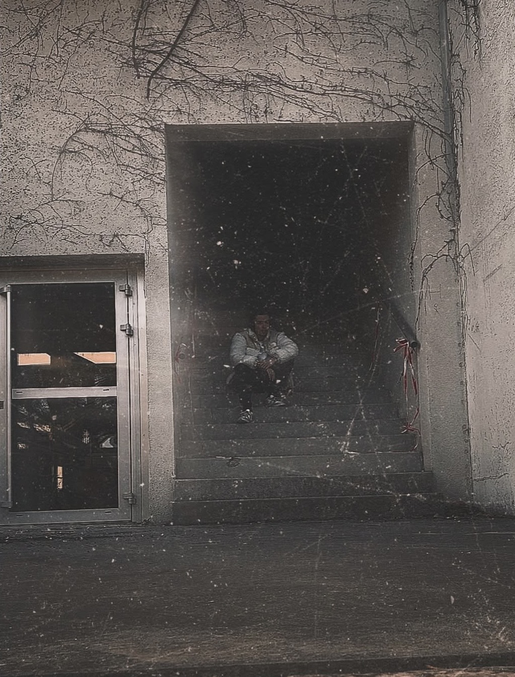 Mada en concert, sous les projecteurs avec une posture dynamique