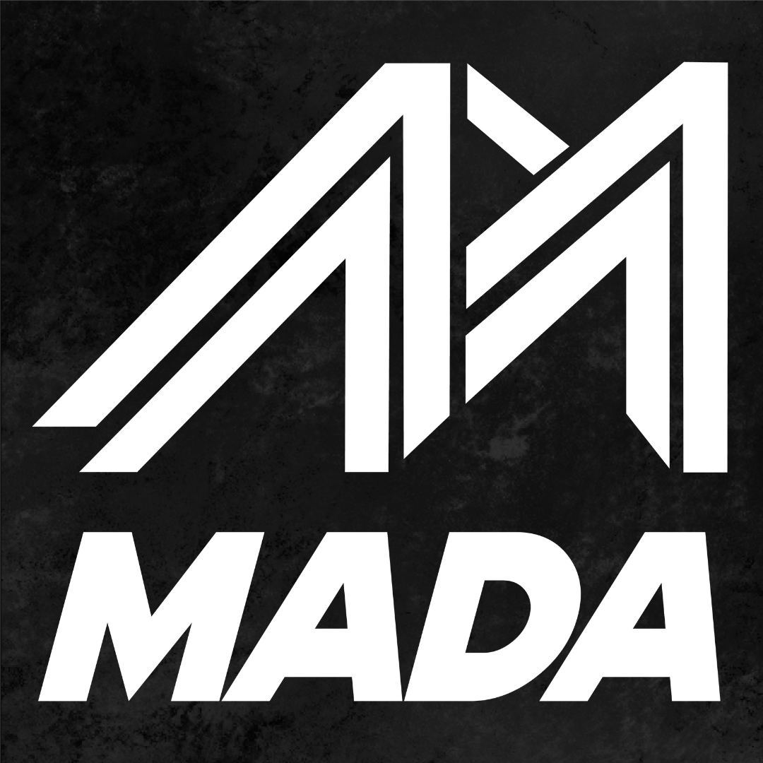 Portrait de Mada, rappeur français vêtu d'un sweat à capuche noir avec un effet de fumée